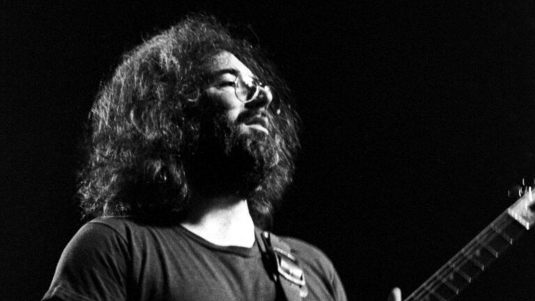Écoutez la démo inédite de Jerry Garcia « Here Comes Sunshine »