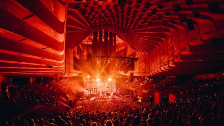 Khruangbin annonce l’album « Live At Sydney Opera House » et dévoile le remix « People Everywhere »