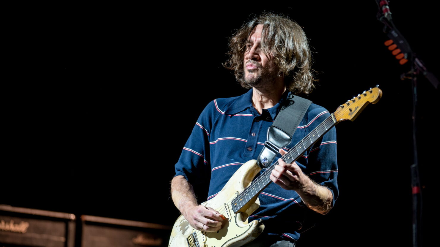 Le guitariste des Red Hot Chili Peppers, John Frusciante, reprend Syd Barrett au Brésil