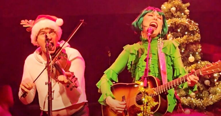Regardez le duo festif « Stop Draggin » My Heart Around » de Molly Tuttle et Ketch Secor à la finale du Guild Theatre