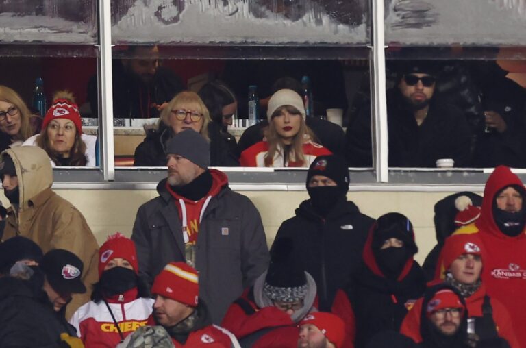 Taylor Swift, emmitouflée dans un manteau personnalisé ’87’, assiste au match Chiefs-Dolphins avec la mère de Travis Kelce