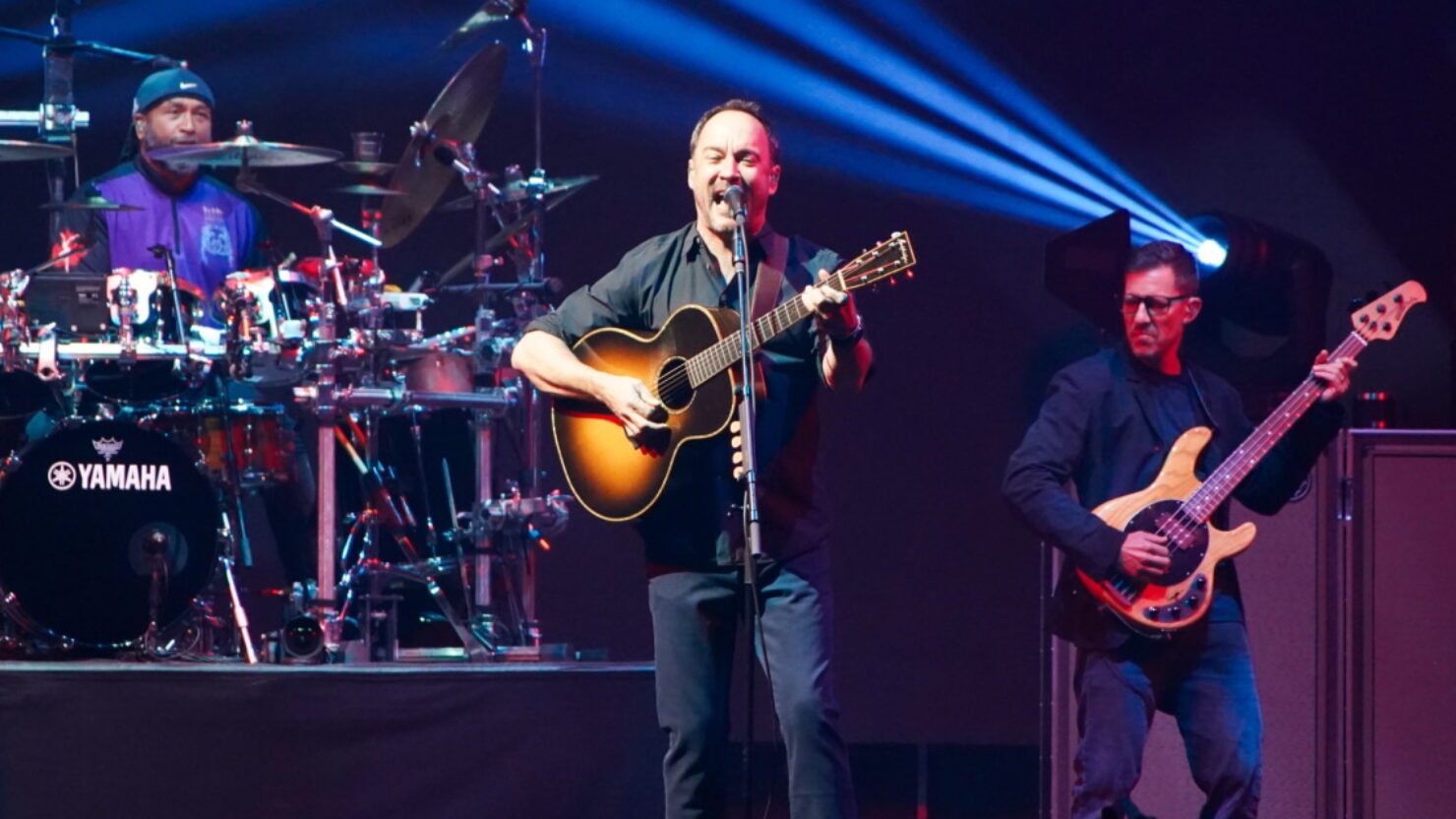 Regardez le groupe Dave Matthews crier depuis les «minarets» lors d'un concert 2019 à Stockholm
