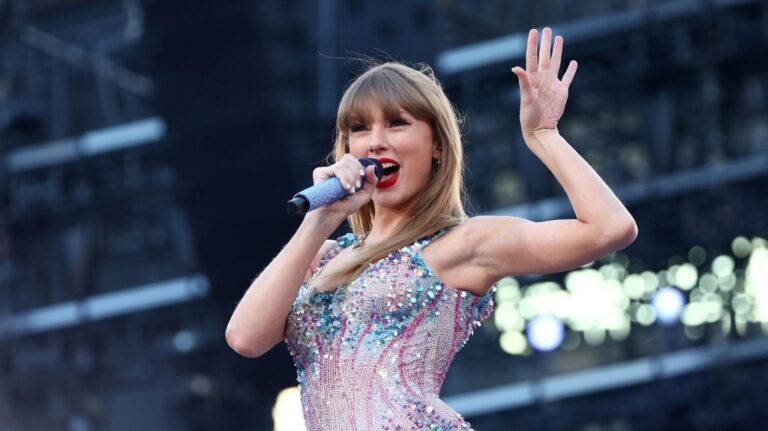 Taylor Swift interprète d’autres mashups de chansons surprises lors du concert de la deuxième tournée Eras à Sydney