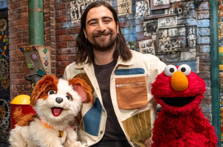 Noah Kahan aide « Sesame Street » à célébrer la « saison des bâtons » : regardez