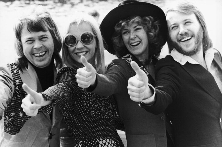 Les fans d'ABBA célèbrent les 50 ans depuis que « Waterloo » a pris d'assaut le monde