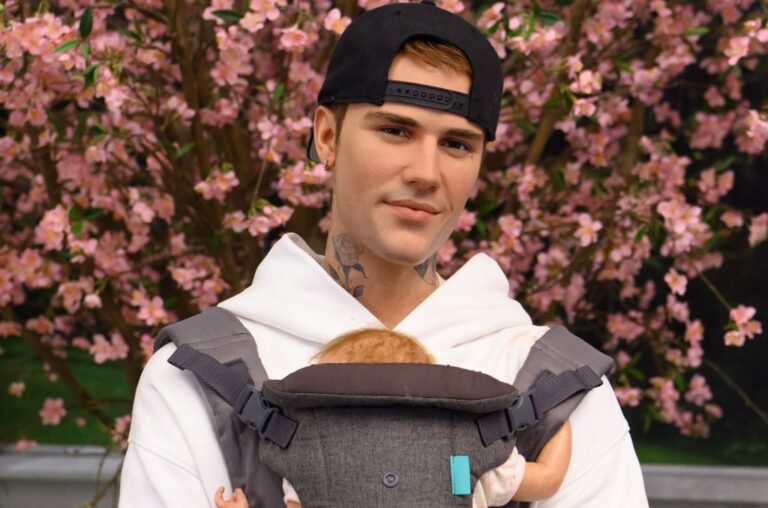 La figurine de cire de Justin Bieber porte un porte-bébé chez Madame Tussauds après l'actualité de la grossesse d'Hailey Bieber