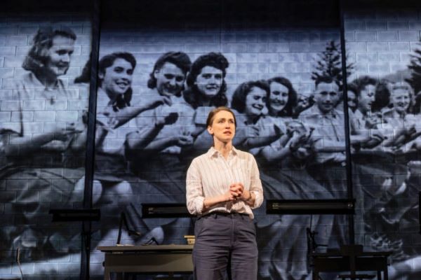 Révélation de recherches sur un album photo nazi dans « Here There Are Blueberries » Off-Broadway au New York Theatre Workshop