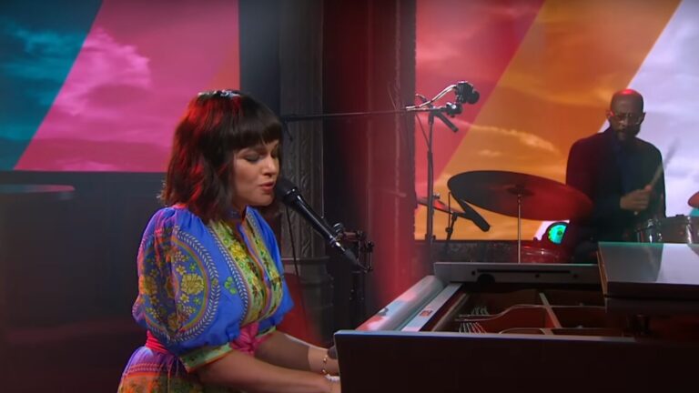 Norah Jones apporte un montage rêveur de « Visions » à « Colbert »
