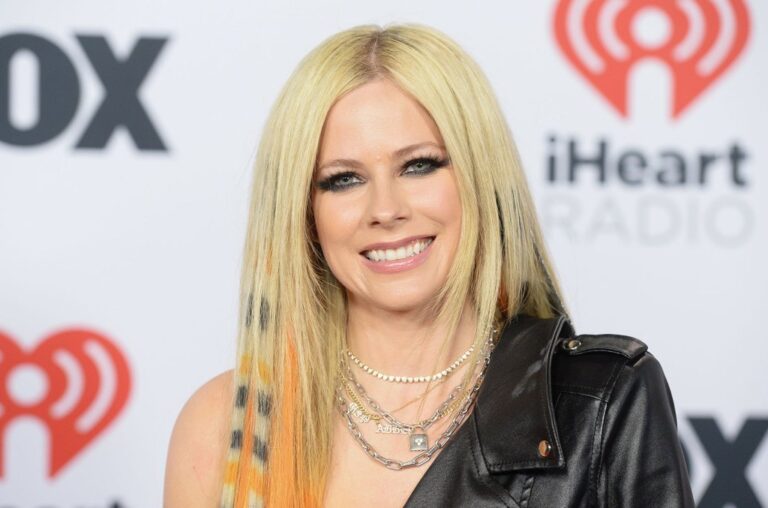 Avril Lavigne aborde la théorie du complot avec Melissa Body-Double : « C'est juste drôle »