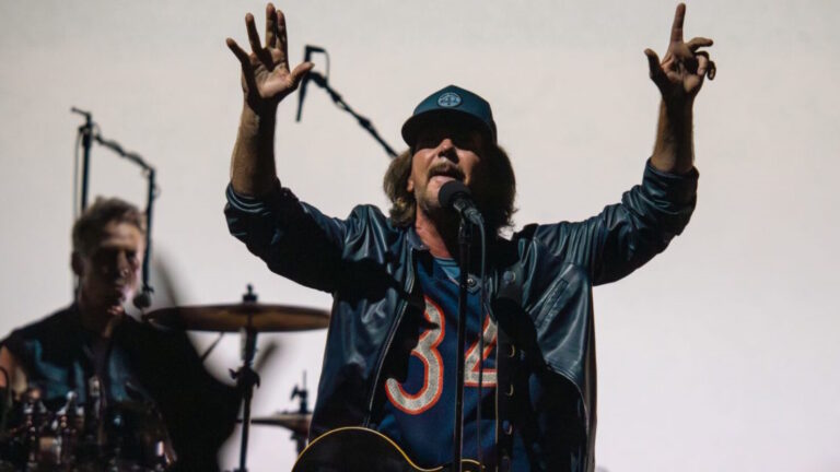 Chad Smith, le batteur des Red Hot Chili Peppers, participe au concert de Pearl Jam au Forum