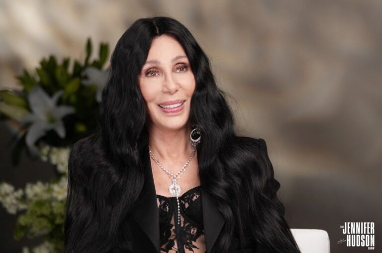 Cher révèle que 2Pac est son artiste préféré après la recommandation de son petit ami : « J'ai été tellement surprise »