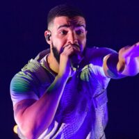 Drake porte l'équipement des Toronto Raptors et souhaite une bonne fête du Canada aux fans