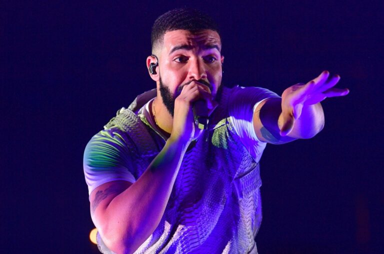 Drake porte l'équipement des Toronto Raptors et souhaite une bonne fête du Canada aux fans