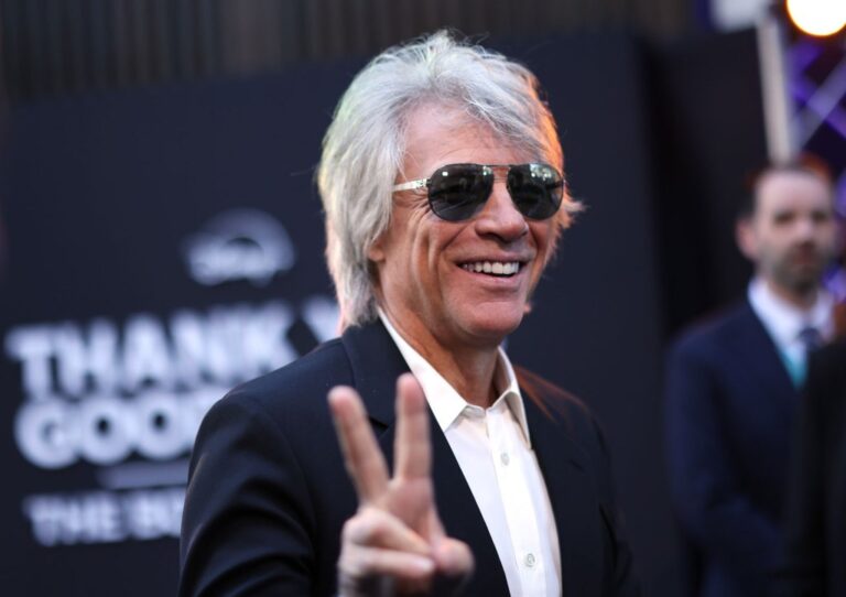 Jon Bon Jovi dit que son fils Jake est « aussi heureux que possible » après avoir épousé Millie Bobby Brown