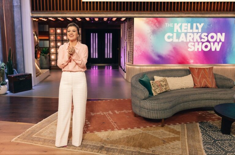 Kelly Clarkson amène les fans dans un « meilleur endroit » avec la couverture de *NSYNC