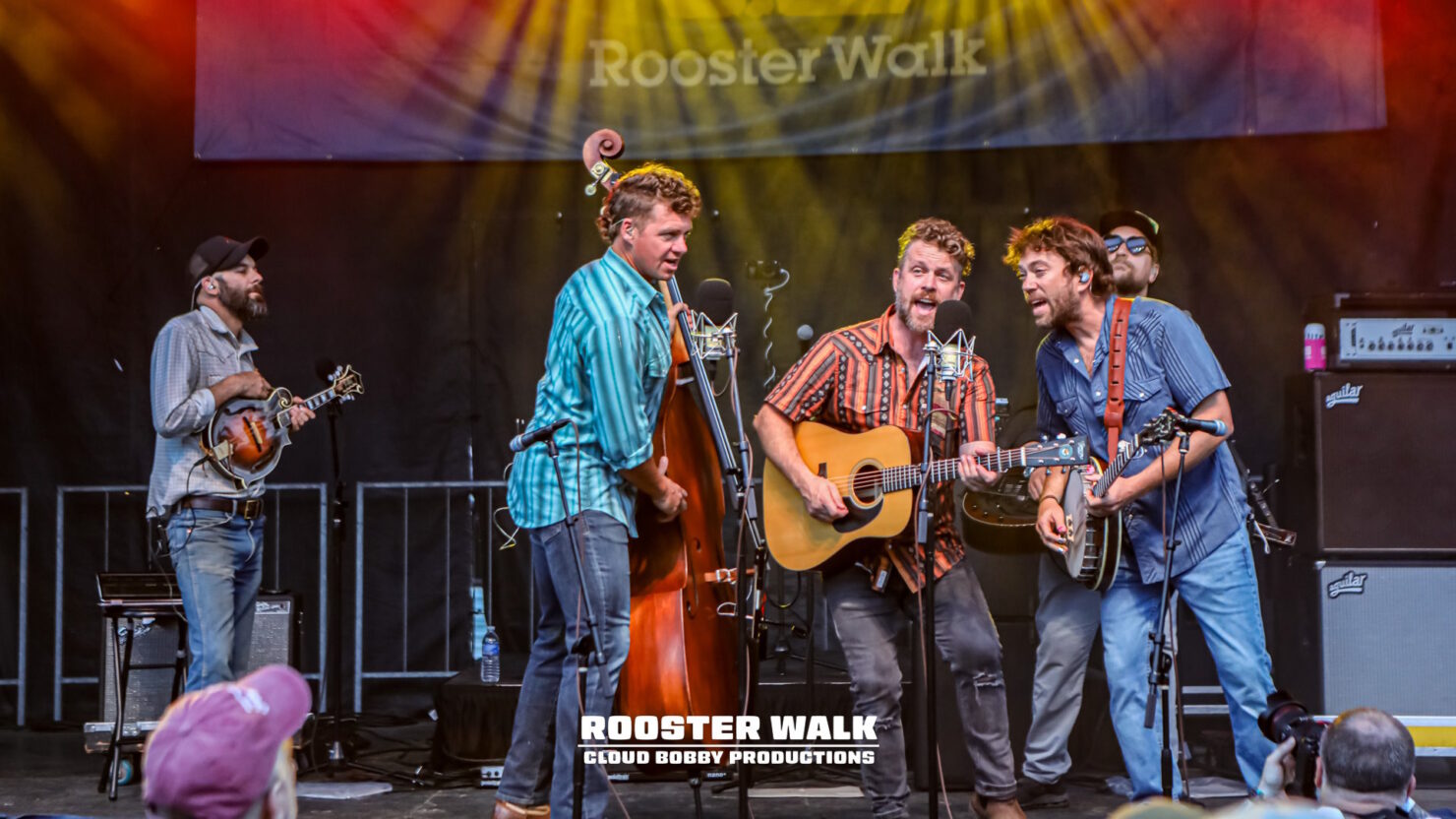 Le groupe Broke Mountain Bluegrass réuni joue le premier festival de la côte Est à Rooster Walk 14