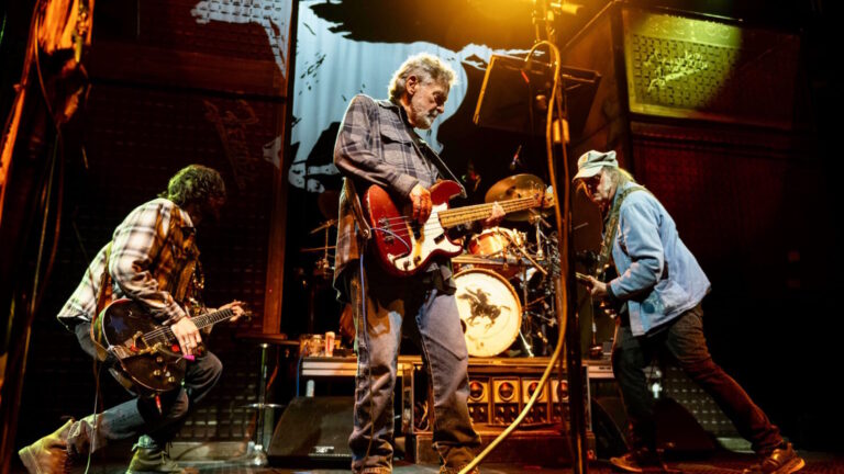 Neil Young et Crazy Horse prennent la « livraison en berline » pour leur premier tour depuis 2013