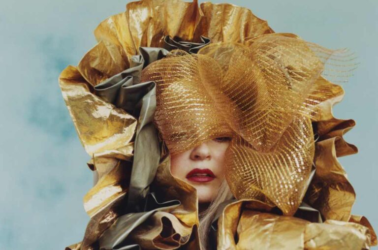 Sia recrute Kylie Minogue, Chaka Khan, Paris Hilton et bien d'autres pour « Reasonable Woman » : diffusez-le maintenant