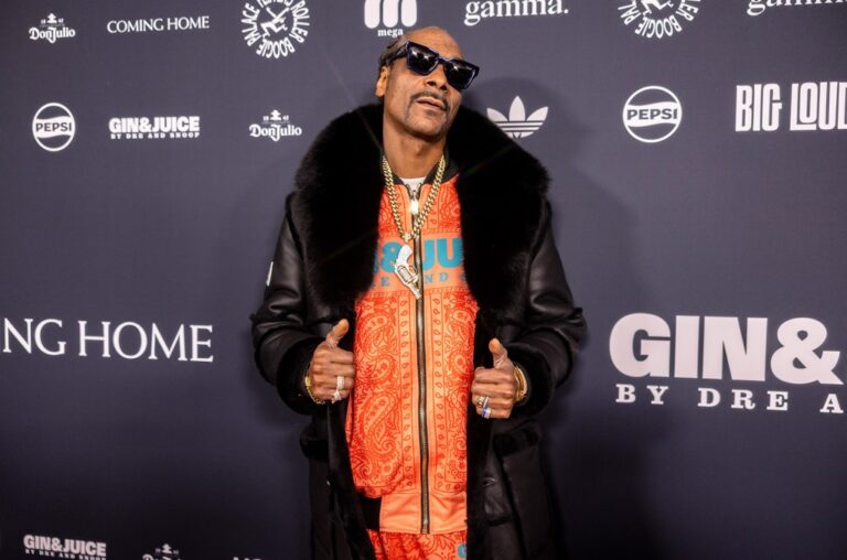 Snoop Dogg vend ses objets de collection, ses raretés et ses artefacts emblématiques dans le cadre de la vente aux enchères de souvenirs « The Shiznit »