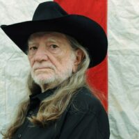 Willie Nelson revient sur la scène du Outlaw Music Festival pour le spectacle du 4 juillet après avoir manqué sept concerts pour cause de maladie