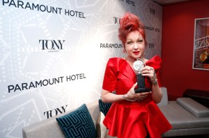 Cyndi Lauper, lauréate du Tony Award de la meilleure musique originale pour « Kinky Boots », assiste à la 67e salle annuelle des gagnants des Tony Awards Paramount Hotel au Radio City Music Hall le 9 juin 2013 à New York.
