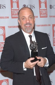 Billy Joel pose après avoir remporté le prix de la meilleure orchestration pour "Déménager" au "57e édition des Tony Awards" au Radio City Music Hall le 8 juin 2003 à New York.