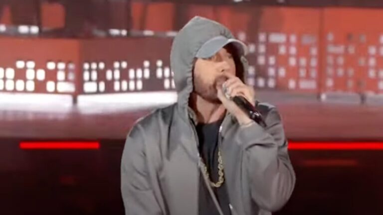 Eminem fait la une du concert de réouverture de la gare centrale du Michigan avec un set surprise
