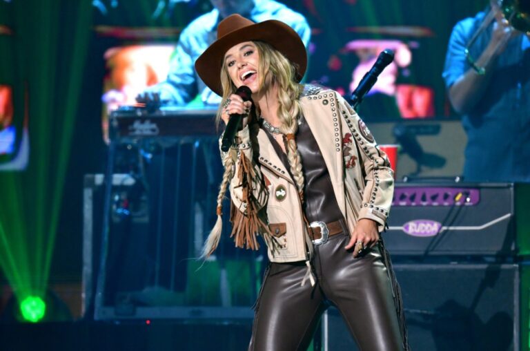 Lainey Wilson consolide son statut de hitmaker avec la soirée d'ouverture de la tournée Country's Cool Again à Nashville