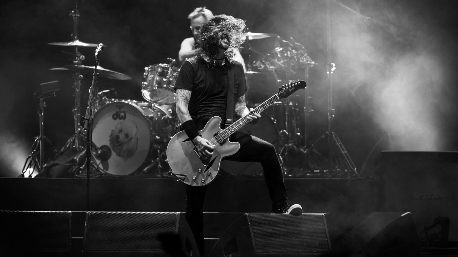 Les Foo Fighters lancent leur rocker "inconditionnel" au coup d'envoi de la tournée européenne à Manchester