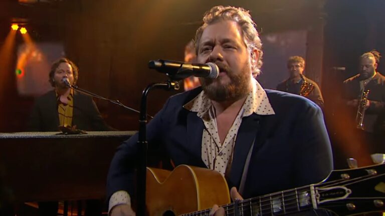 Nathaniel Rateliff et The Night Sweats apportent la coupe « South Of Here » à « Colbert »