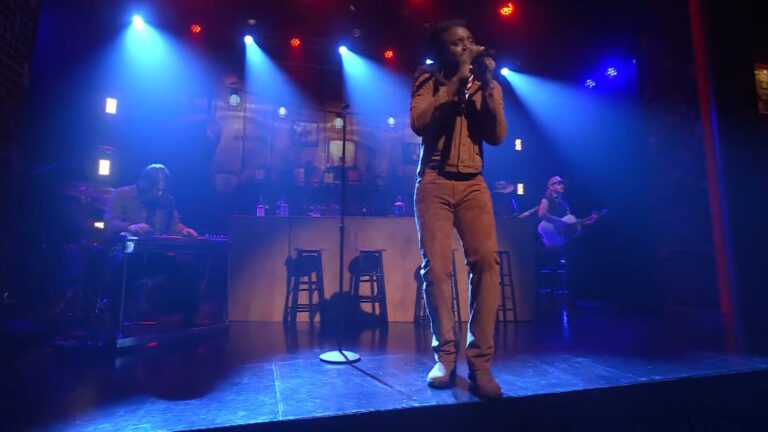 Shaboozey apporte le hit country « A Bar Song (Tipsy) » à « Fallon »