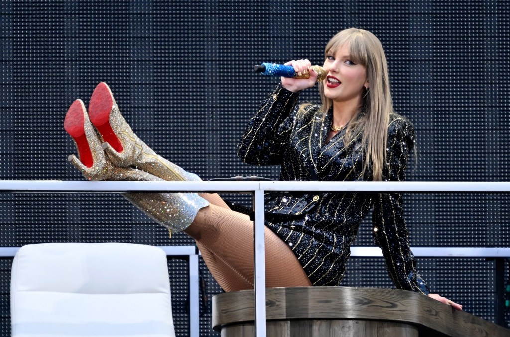 Taylor Swift interprète "The Black Dog" pour la première fois lors du concert de la tournée Eras à Londres