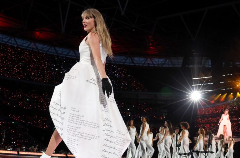 Taylor Swift règne sur les charts britanniques avec « Poètes torturés »