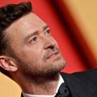 La photo d'identité de Justin Timberlake devient une œuvre d'art après son arrestation pour conduite en état d'ivresse
