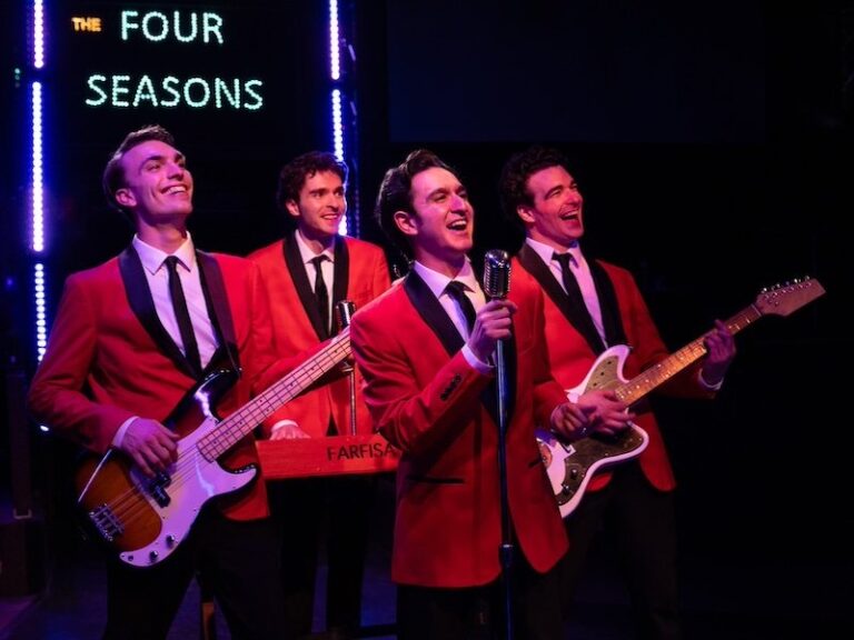 La comédie musicale biographique « Jersey Boys » de Four Seasons est un spectacle très divertissant au Toby's Dinner Theatre