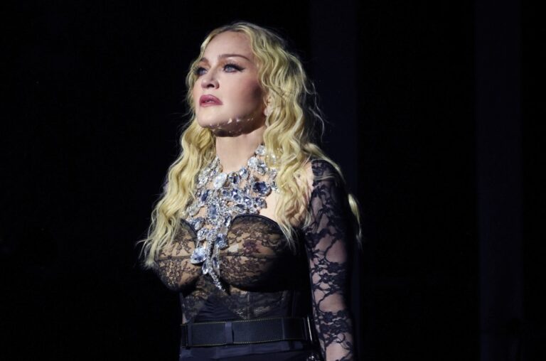 Madonna évoque sa « guérison miraculeuse » à l'occasion de l'anniversaire de son hospitalisation : « La vie est belle »