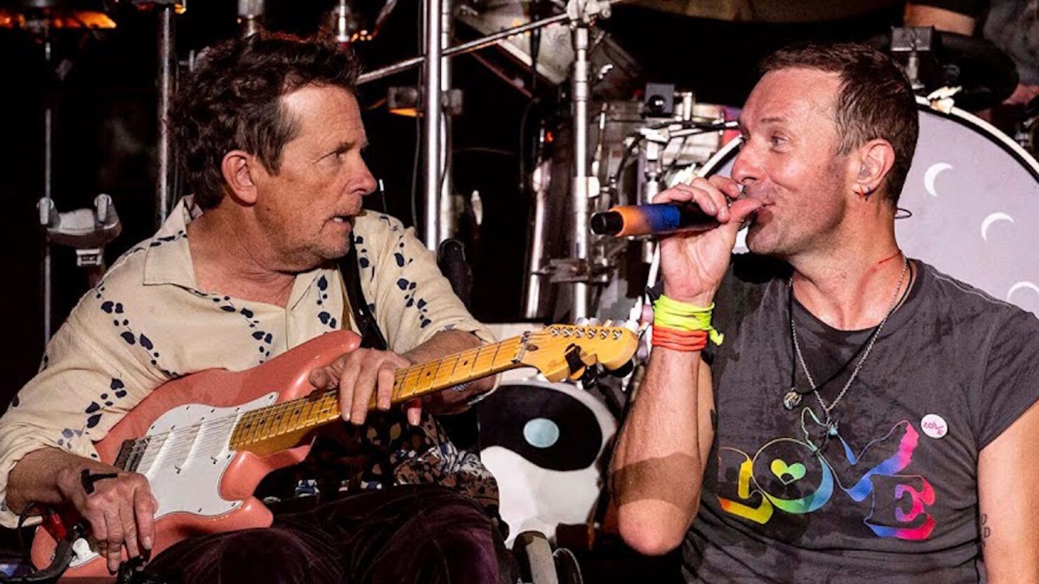 Regardez Michael J. Fox jouer avec Coldplay à Glastonbury
